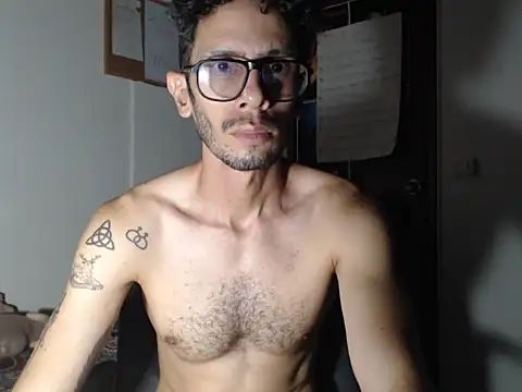 Snapshot of alisterxxx chatting on 07-09-26, 02:48 alisterxxx online show from 07-09-26, 02:48