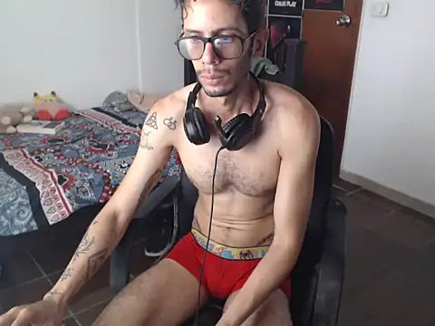 Snapshot of alisterxxx chatting on 07-09-26, 02:54 alisterxxx online show from 07-09-26, 02:54