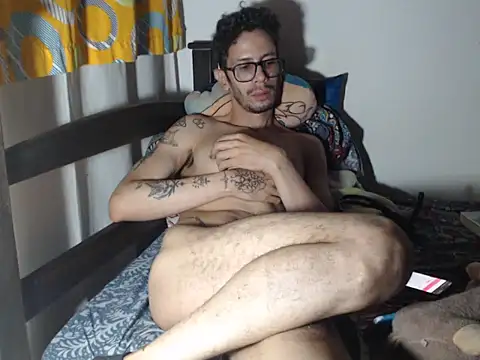 Snapshot of alisterxxx chatting on 07-10-26, 03:00 alisterxxx online show from 07-10-26, 03:00