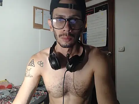 Snapshot of alisterxxx chatting on 07-14-26, 02:05 alisterxxx online show from 07-14-26, 02:05