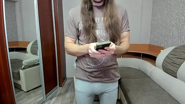 Snapshot of Marrymepls chatting on 10-31-25, 01:28 Marrymepls online show from 10-31-25, 01:28