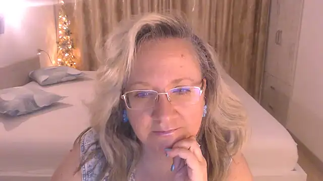 Snapshot of Raisshy chatting on 06-18-26, 10:19 Raisshy online show from 06-18-26, 10:19