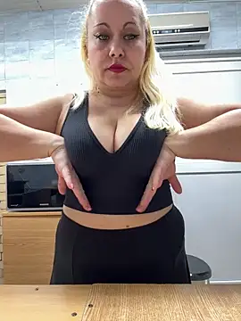 Snapshot of SabinaSweety chatting on 03-05-25, 10:33 SabinaSweety online show from 03-05-25, 10:33