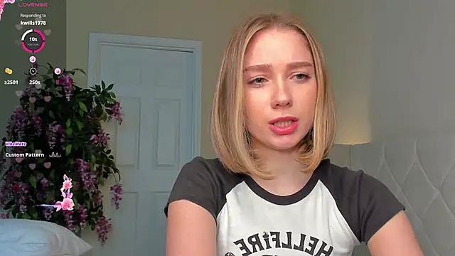 Snapshot of BabyEllen chatting on 01-20-25, 06:53 BabyEllen online show from 01-20-25, 06:53