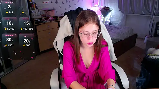 Snapshot of Kira_honeyy chatting on 10-10-25, 04:33 Kira honeyy online show from 10-10-25, 04:33
