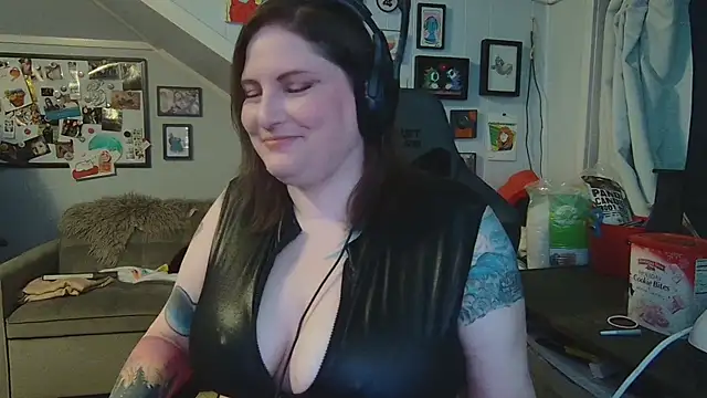 Snapshot of royallylit chatting on 02-15-25, 02:15 royallylit online show from 02-15-25, 02:15