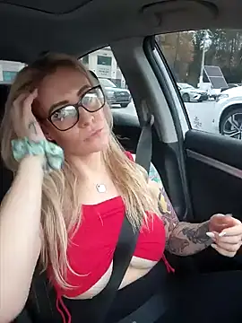 Snapshot of HollyTattoo chatting on 12-08-24, 10:14 HollyTattoo online show from 12-08-24, 10:14