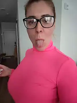 Snapshot of HollyTattoo chatting on 12-12-24, 06:10 HollyTattoo online show from 12-12-24, 06:10