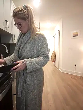 Snapshot of HollyTattoo chatting on 02-19-25, 06:54 HollyTattoo online show from 02-19-25, 06:54