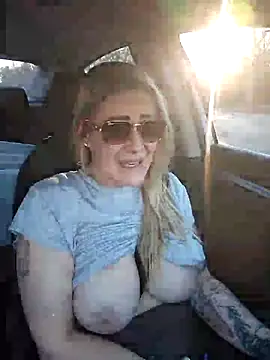 Snapshot of HollyTattoo chatting on 02-26-25, 10:53 HollyTattoo online show from 02-26-25, 10:53