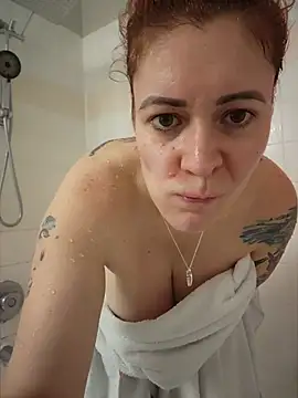 Snapshot of HollyTattoo chatting on 10-07-25, 06:49 HollyTattoo online show from 10-07-25, 06:49