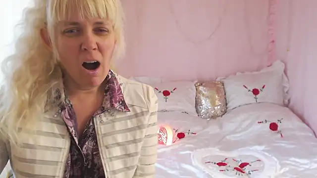 SunnySylvia online show from 11-28-25, 07:11