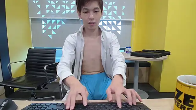 Snapshot of andrewooi chatting on 07-25-26, 04:43 andrewooi online show from 07-25-26, 04:43