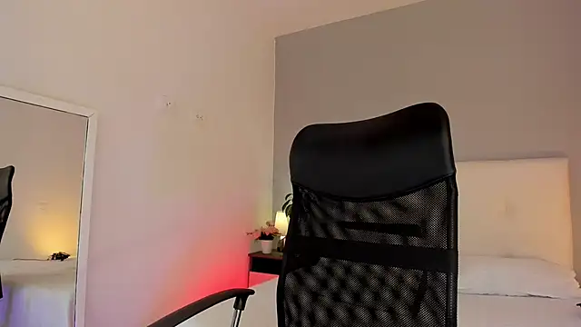 NataliaBuiles online show from 10-14-25, 05:14