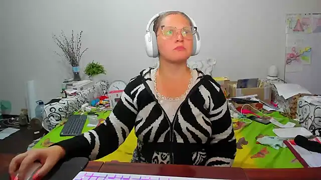 Snapshot of IamYourNarcotic chatting on 11-12-25, 02:39 IamYourNarcotic online show from 11-12-25, 02:39