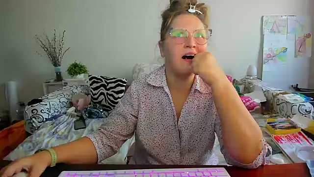 Snapshot of IamYourNarcotic chatting on 11-21-25, 12:37 IamYourNarcotic online show from 11-21-25, 12:37