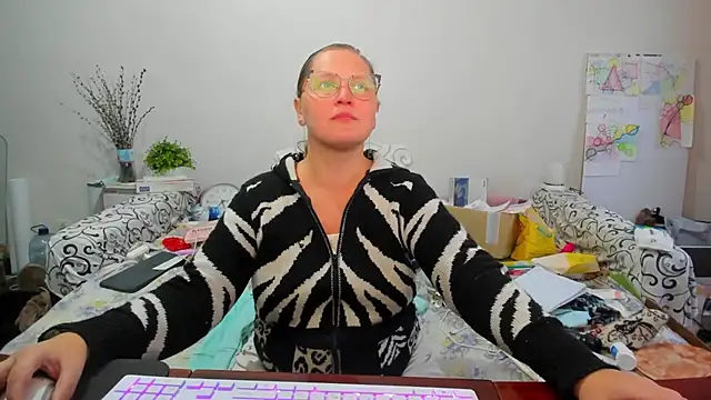 Snapshot of IamYourNarcotic chatting on 12-15-25, 01:04 IamYourNarcotic online show from 12-15-25, 01:04