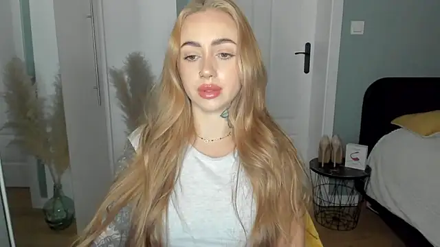 Snapshot of sexyCoralie chatting on 04-10-26, 06:51 sexyCoralie online show from 04-10-26, 06:51