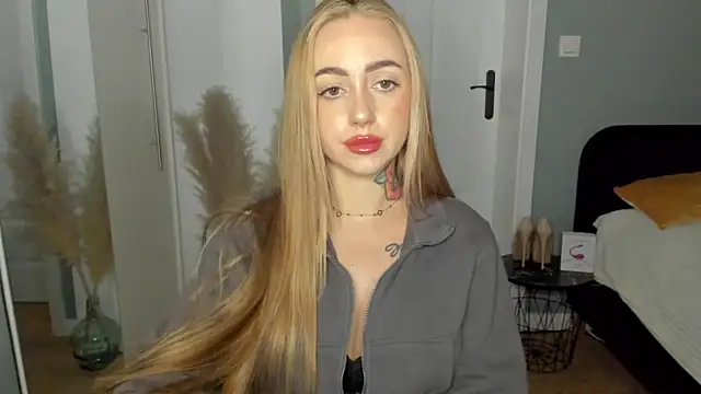 Snapshot of sexyCoralie chatting on 04-13-26, 01:38 sexyCoralie online show from 04-13-26, 01:38