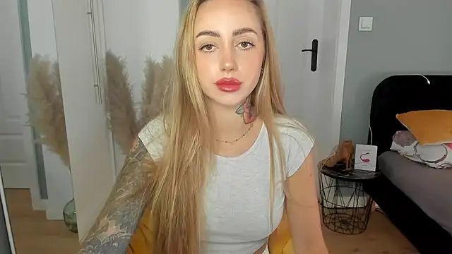 Snapshot of sexyCoralie chatting on 06-25-26, 06:40 sexyCoralie online show from 06-25-26, 06:40