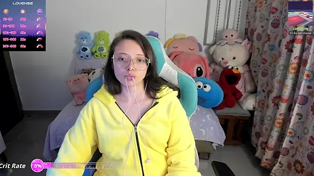 Snapshot of linda-schmidt chatting on 05-06-26, 03:13 linda-schmidt online show from 05-06-26, 03:13