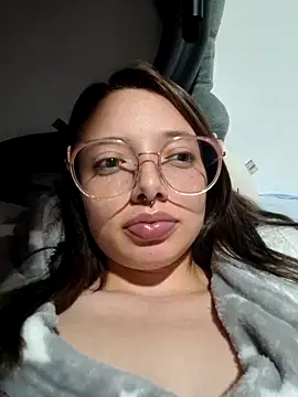 Snapshot of linda-schmidt chatting on 05-27-26, 01:57 linda-schmidt online show from 05-27-26, 01:57