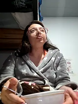Snapshot of linda-schmidt chatting on 06-15-26, 12:46 linda-schmidt online show from 06-15-26, 12:46