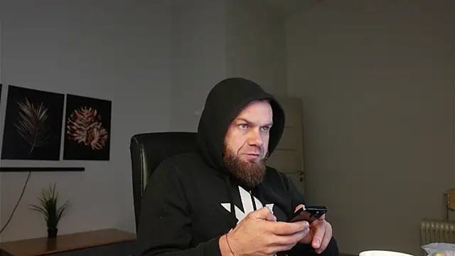 Snapshot of Tommy_Burnz chatting on 11-29-25, 07:00 Tommy Burnz online show from 11-29-25, 07:00