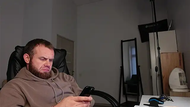 Snapshot of Tommy_Burnz chatting on 12-17-25, 01:06 Tommy Burnz online show from 12-17-25, 01:06