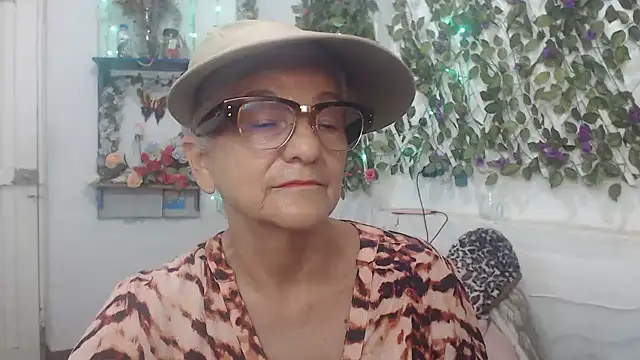 Snapshot of FunnyGrandma chatting on 12-11-24, 01:47 FunnyGrandma online show from 12-11-24, 01:47