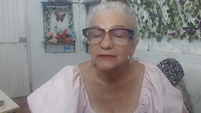 Snapshot of FunnyGrandma chatting on 12-12-24, 01:32 FunnyGrandma online show from 12-12-24, 01:32