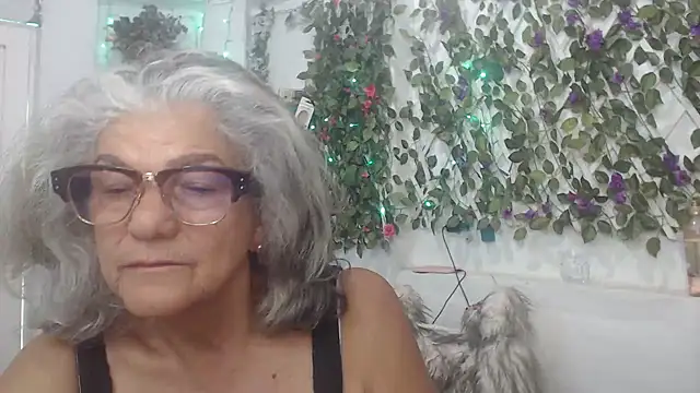 Snapshot of FunnyGrandma chatting on 12-13-24, 08:47 FunnyGrandma online show from 12-13-24, 08:47