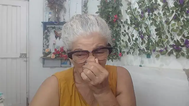 Snapshot of FunnyGrandma chatting on 12-17-24, 12:23 FunnyGrandma online show from 12-17-24, 12:23