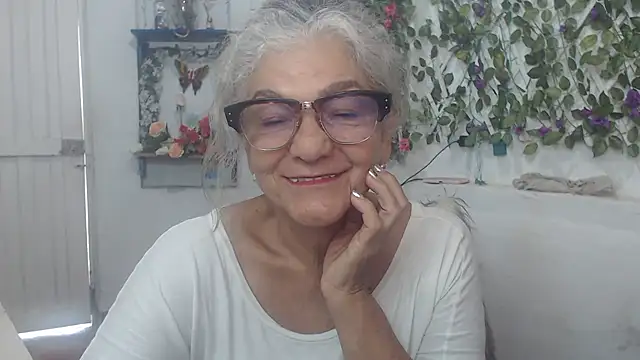 Snapshot of FunnyGrandma chatting on 12-19-24, 04:13 FunnyGrandma online show from 12-19-24, 04:13