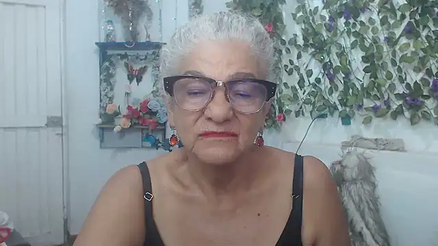 Snapshot of FunnyGrandma chatting on 12-22-24, 12:50 FunnyGrandma online show from 12-22-24, 12:50