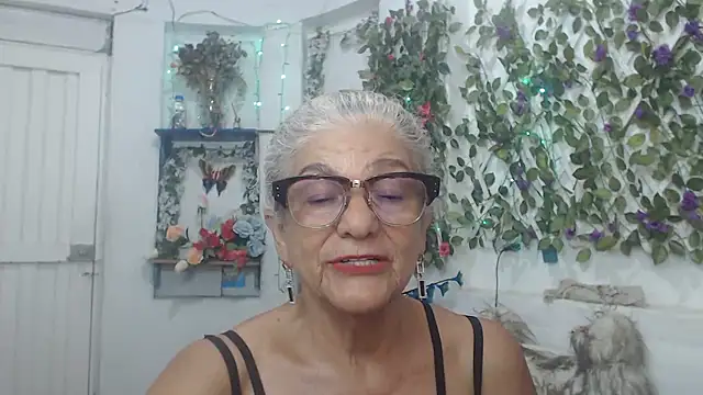 Snapshot of FunnyGrandma chatting on 12-22-24, 03:55 FunnyGrandma online show from 12-22-24, 03:55