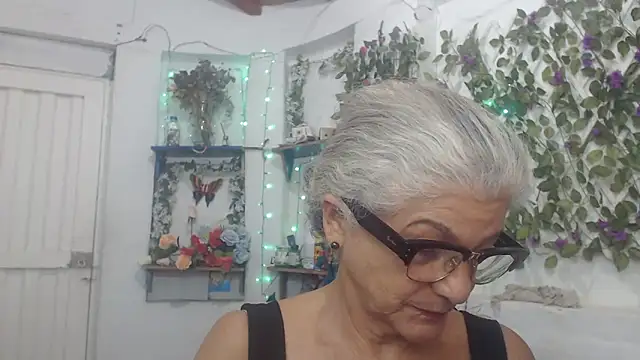 Snapshot of FunnyGrandma chatting on 12-24-24, 01:49 FunnyGrandma online show from 12-24-24, 01:49