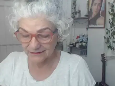 Snapshot of FunnyGrandma chatting on 09-10-25, 01:27 FunnyGrandma online show from 09-10-25, 01:27