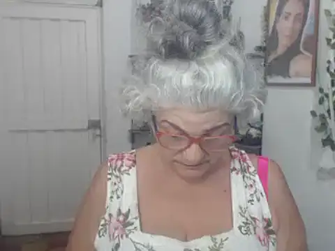 Snapshot of FunnyGrandma chatting on 09-12-25, 12:33 FunnyGrandma online show from 09-12-25, 12:33