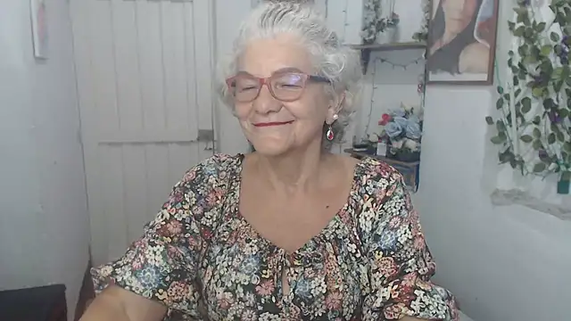 Snapshot of FunnyGrandma chatting on 09-18-25, 01:40 FunnyGrandma online show from 09-18-25, 01:40