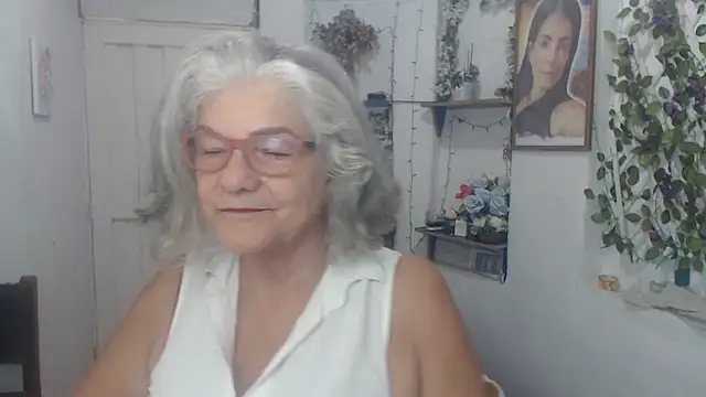 Snapshot of FunnyGrandma chatting on 09-20-25, 04:02 FunnyGrandma online show from 09-20-25, 04:02