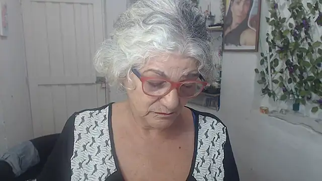 Snapshot of FunnyGrandma chatting on 09-30-25, 11:10 FunnyGrandma online show from 09-30-25, 11:10