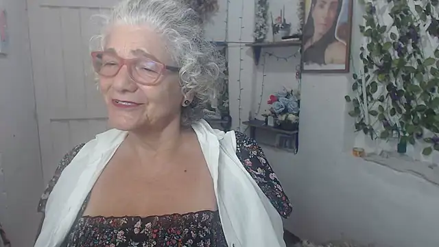 Snapshot of FunnyGrandma chatting on 10-02-25, 01:01 FunnyGrandma online show from 10-02-25, 01:01