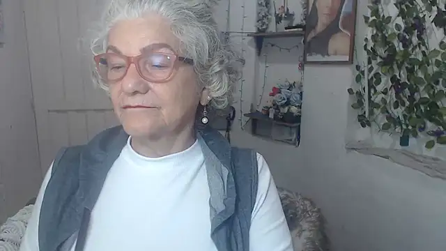 Snapshot of FunnyGrandma chatting on 10-15-25, 01:06 FunnyGrandma online show from 10-15-25, 01:06
