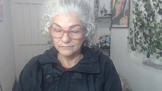 Snapshot of FunnyGrandma chatting on 10-16-25, 02:12 FunnyGrandma online show from 10-16-25, 02:12