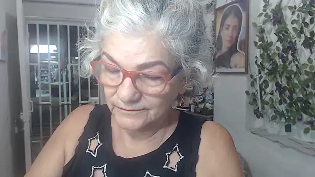 Snapshot of FunnyGrandma chatting on 10-19-25, 02:12 FunnyGrandma online show from 10-19-25, 02:12