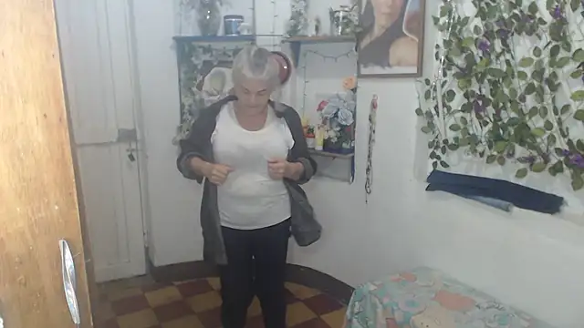 FunnyGrandma online show from 06-03-26, 01:52