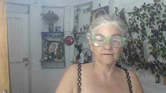 Snapshot of FunnyGrandma chatting on 07-11-26, 11:39 FunnyGrandma online show from 07-11-26, 11:39