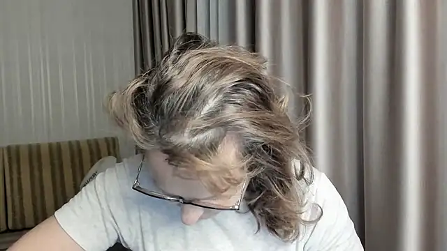 lauraoven online show from 01-18-25, 06:21