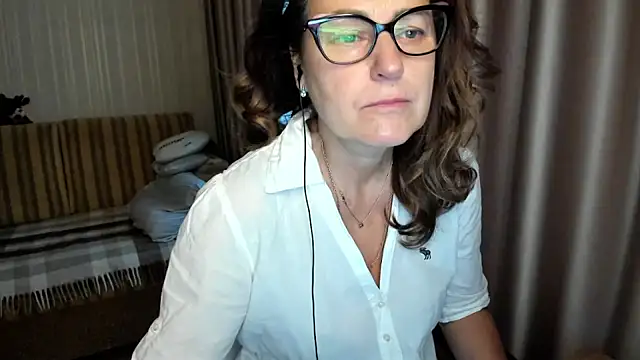 lauraoven online show from 11-21-25, 07:18